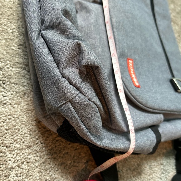 Skip Hop messenger-style large diaper bag - Picture 3 of 10
